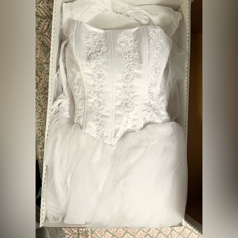 Oleg Cassini Wedding Gown Size 20 - Picture 3 of 12